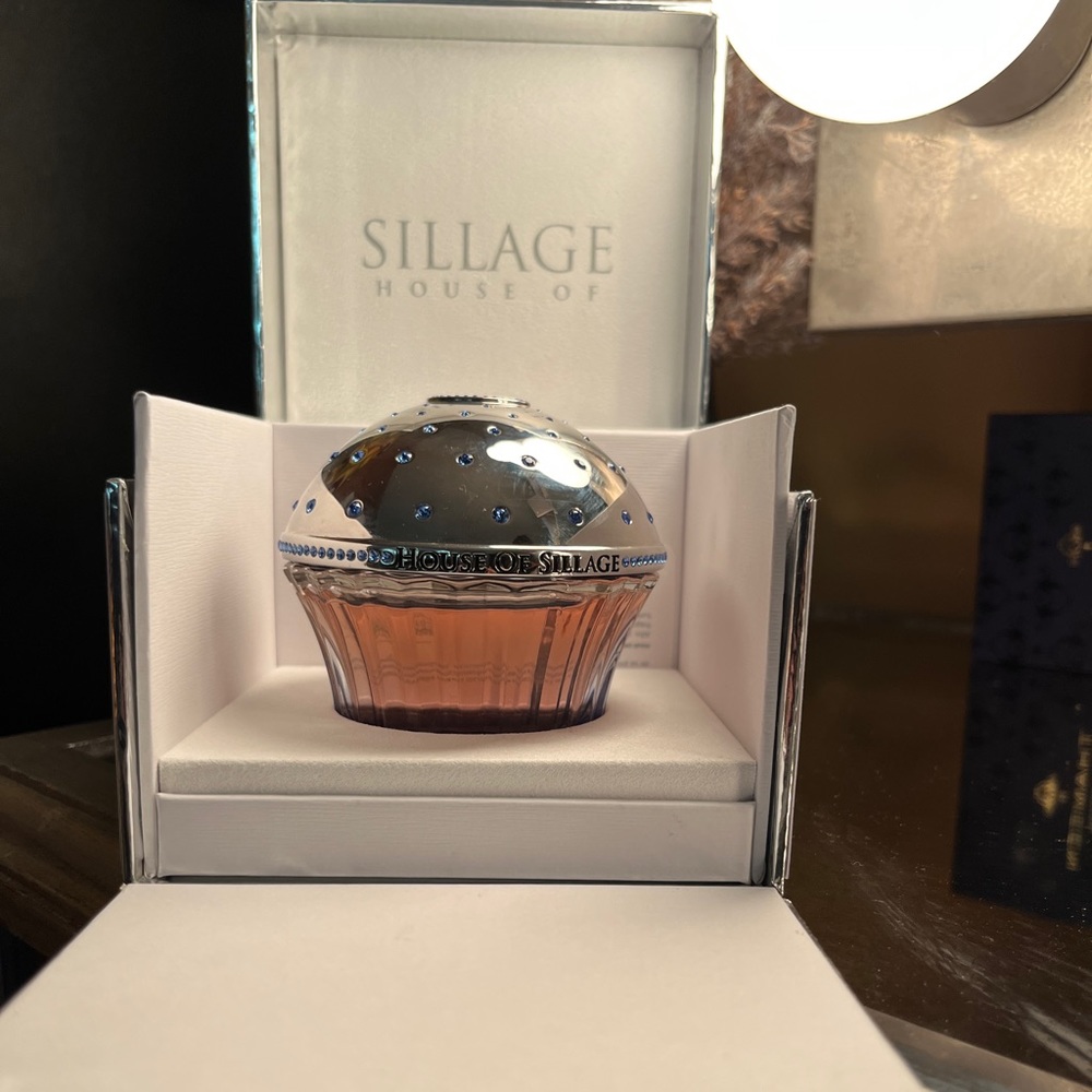 📍SOLD📍Tiara by House of Sillage. Full with box